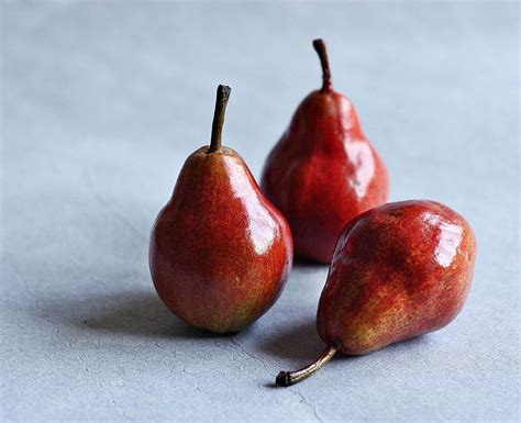 The red pears - 3. Bartlett. The most popular of all pears, ‘Bartlett,’ also called ‘Williams’ in Europe, develops large yellow or red bell-shaped fruits with buttery, smooth, juicy white flesh. Ideal for eating fresh and for canning or preserves, the …